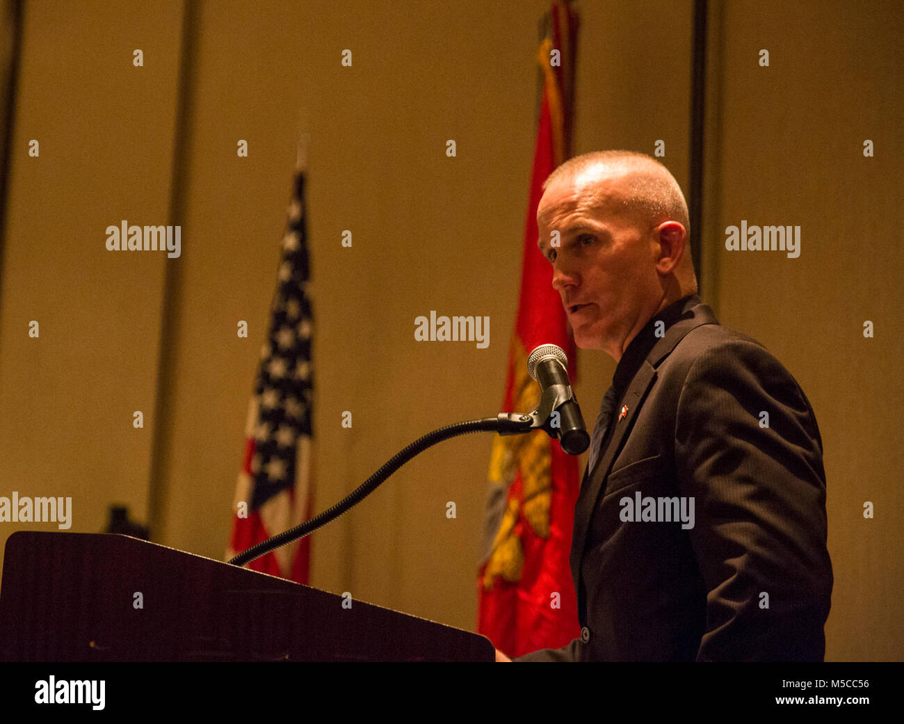 Sgt. Maj. Bradley Kasal, Sergeant Major, ich Marine Expeditionary Force, spricht an der Westküste Senior Soldaten professionelle Abendessen in Valley Center, Calif., Feb 8, 2018. Das Abendessen, die gehostete Soldaten Führung aus der ganzen Westküste, ist ein Engagement, das fördert die Kameradschaft und die Bekräftigung der Werte unter Marine Corps und Marine senior berechtigtem Personal. (U.s. Marine Corps Stockfoto