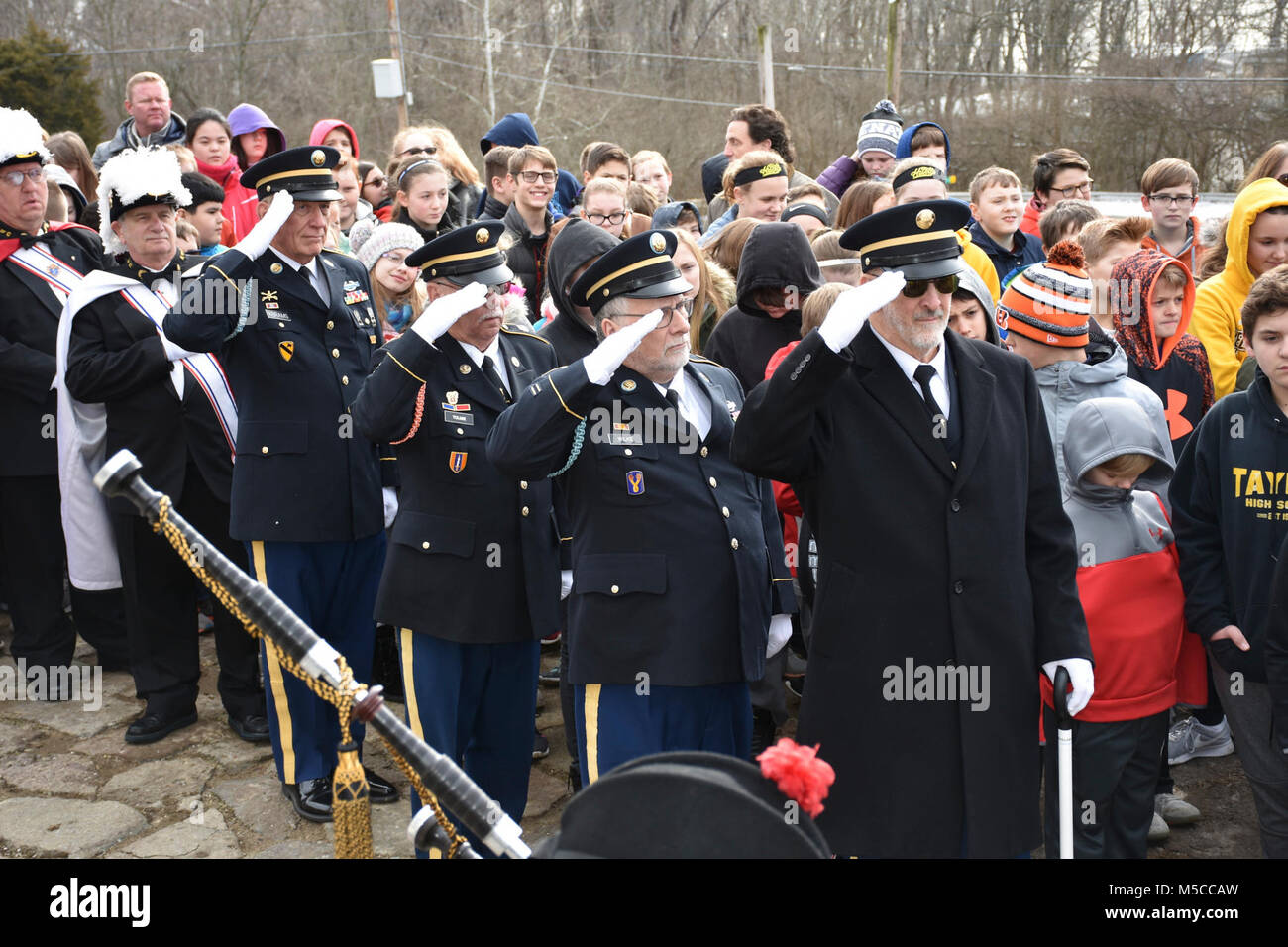 Lokale Beamte und pensionierte US-Army Soldaten salute für eine Zeremonie zu Ehren des 245Th Geburtstag unseres 9. Präsident, William Henry Harrison, 24.02.9, in North Bend, Ohio. Stockfoto