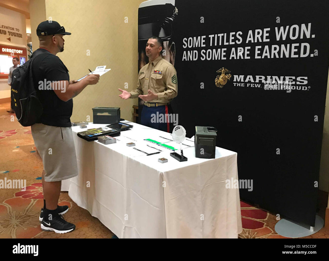 Marines mit Marine Corps Recruiting Befehl Salt Lake City nahmen an der Las Vegas Glaser Klinik in Las Vegas, Nevada, 24.02.9-11, 2018. Marines, in Partnerschaft mit der Glaser Kliniken, demonstriert die körperliche Fitness, Führung und Disziplin zu den Trainern in Anwesenheit durch Sprechen Sitzungen auf die Führung und die Bekämpfung Fitness Tests. High School Coach hatten die Gelegenheit die Marines zu ihren Schulen und Verhalten bekämpfen Fitness testen Mit dem Fußball Athleten einzuladen. (U.S. Marine Corps Stockfoto