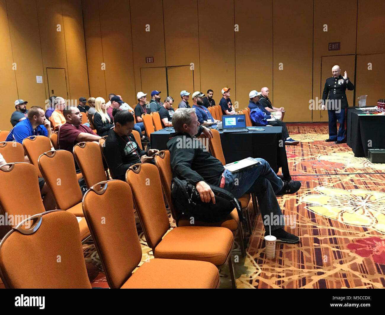 Marines mit Marine Corps Recruiting Befehl Salt Lake City nahmen an der Las Vegas Glaser Klinik in Las Vegas, Nevada, 24.02.9-11, 2018. Marines, in Partnerschaft mit der Glaser Kliniken, demonstriert die körperliche Fitness, Führung und Disziplin zu den Trainern in Anwesenheit durch Sprechen Sitzungen auf die Führung und die Bekämpfung Fitness Tests. High School Coach hatten die Gelegenheit die Marines zu ihren Schulen und Verhalten bekämpfen Fitness testen Mit dem Fußball Athleten einzuladen. (U.S. Marine Corps Stockfoto