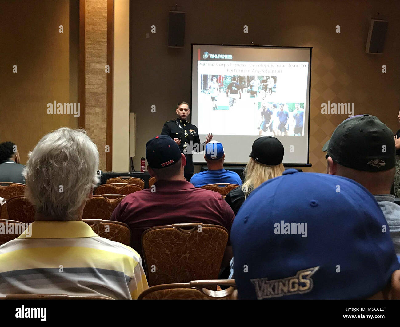 Marines mit Marine Corps Recruiting Befehl Salt Lake City nahmen an der Las Vegas Glaser Klinik in Las Vegas, Nevada, 24.02.9-11, 2018. Marines, in Partnerschaft mit der Glaser Kliniken, demonstriert die körperliche Fitness, Führung und Disziplin zu den Trainern in Anwesenheit durch Sprechen Sitzungen auf die Führung und die Bekämpfung Fitness Tests. High School Coach hatten die Gelegenheit die Marines zu ihren Schulen und Verhalten bekämpfen Fitness testen Mit dem Fußball Athleten einzuladen. (U.S. Marine Corps Stockfoto