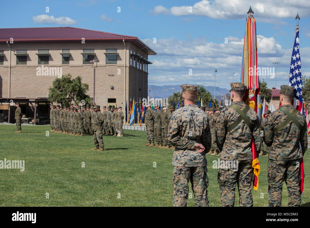 Us-Marines und Matrosen mit 1St Marine Logistik Gruppe stehen in der Ausbildung vor dem Termin Zeremonie für Master Chief Petty Officer Zachary Pryor, der den Befehl Master Chief werden für die 1. MLG, in Camp Pendleton, Kalifornien, 13.02.2018. Pryor wurde als der Befehl Master Chief für alle medizinischen und zahnmedizinischen Personal innerhalb der 1. MLG ernannt. (U.S. Marine Corps Stockfoto