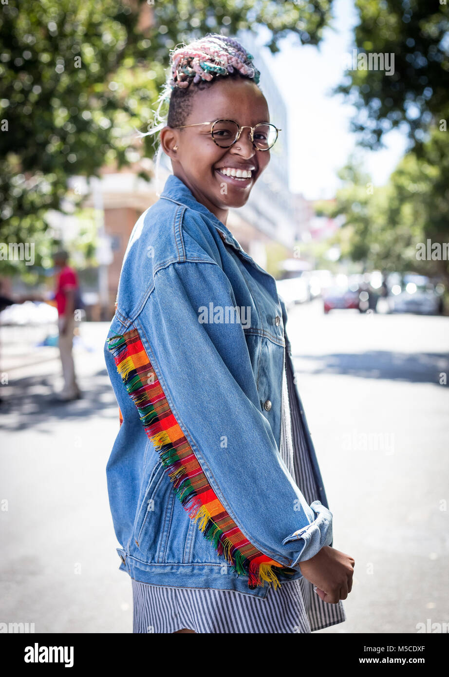 Johannesburg, Gauteng, Südafrika, 20018/01/10. Eine afrikanische Frauen lächelnd und Suchen auf den Straßen von Johannesburg zufrieden. Stockfoto