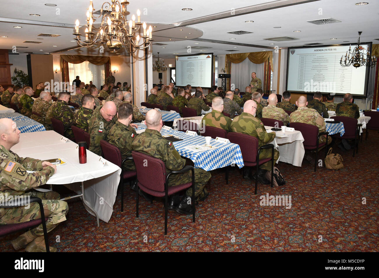 Der 7. Armee Befehl Gastgeber der Konferenz der Europäischen Ausbildungszentren am Tower View Conference Center auf Grafenwöhr, Deutschland, 14.02.2018. Die Veranstaltung bietet Raum und Zeit für die Alliierten Vertreter zu teilen, Erfahrungen und einem gemeinsamen Betriebssystem Bild erhöhte Interoperabilität in der Allianz zu erleichtern. (U.S. Armee Stockfoto