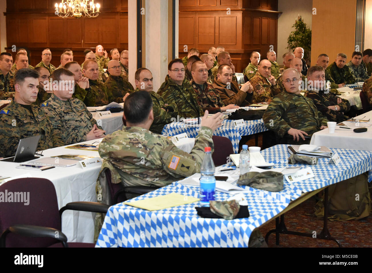 Der 7. Armee Befehl Gastgeber der Konferenz der Europäischen Ausbildungszentren am Tower View Conference Center auf Grafenwöhr, Deutschland, 14.02.2018. Die Veranstaltung bietet Raum und Zeit für die Alliierten Vertreter zu teilen, Erfahrungen und einem gemeinsamen Betriebssystem Bild erhöhte Interoperabilität in der Allianz zu erleichtern. (U.S. Armee Stockfoto