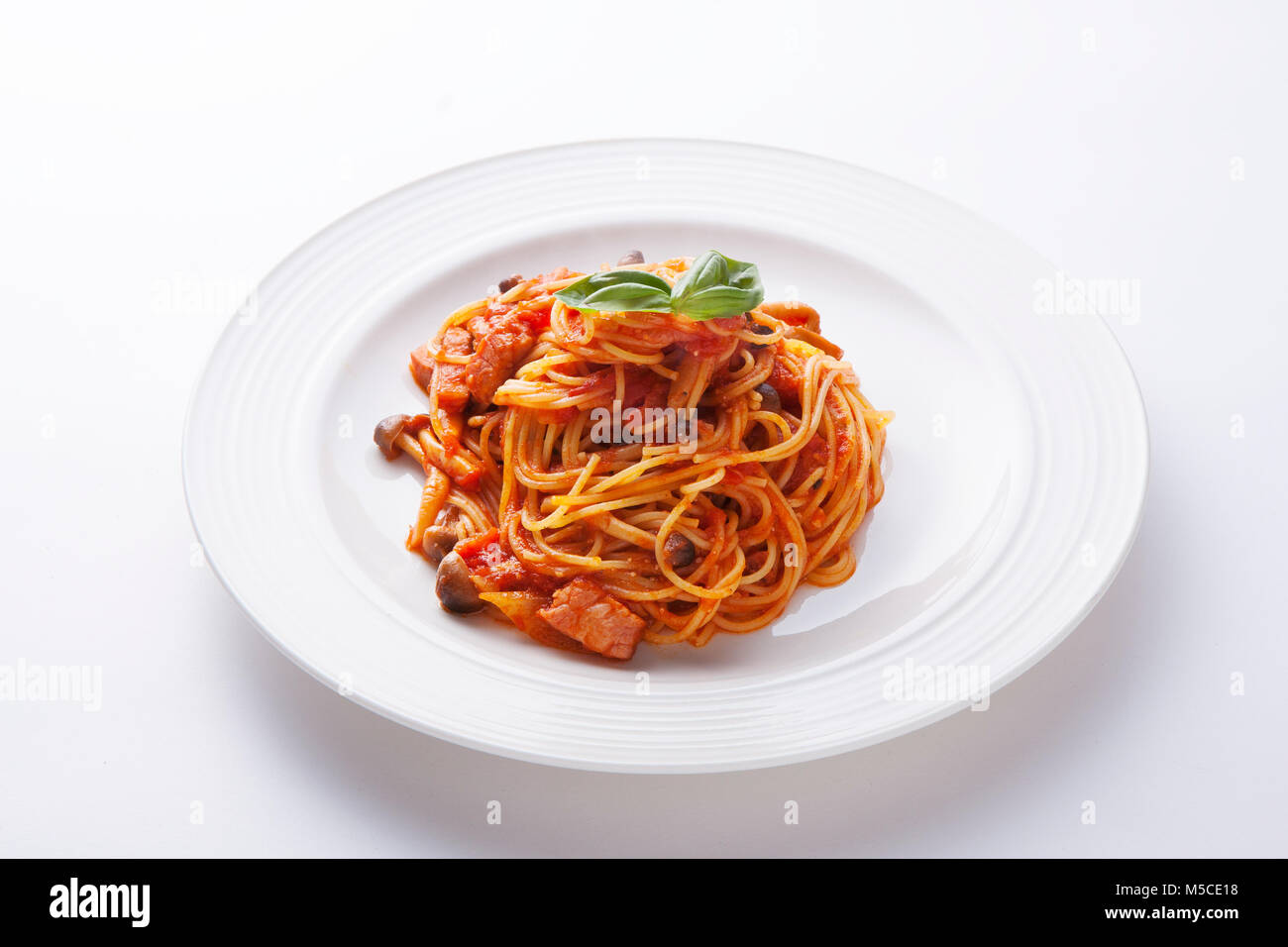 Spaghetti mit specksauce -Fotos und -Bildmaterial in hoher Auflösung ...