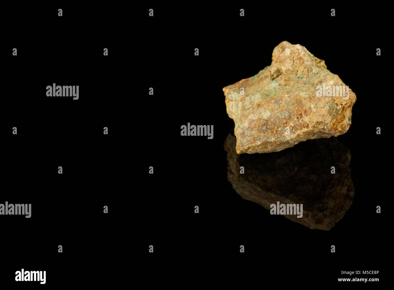 Malachit Kupfer carbonate Natriumhydroxid Mineralien auf schwarzem Hintergrund monokline Kristallstruktur isoliert. (Molochitis, melochite) Steine und Mineralien Stockfoto