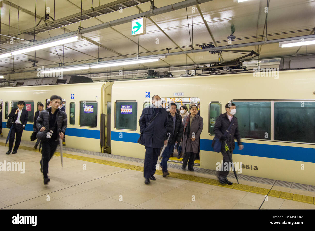 Morgen Pendler in Shinjuku Station im Zentrum von Tokio ankommen Stockfoto
