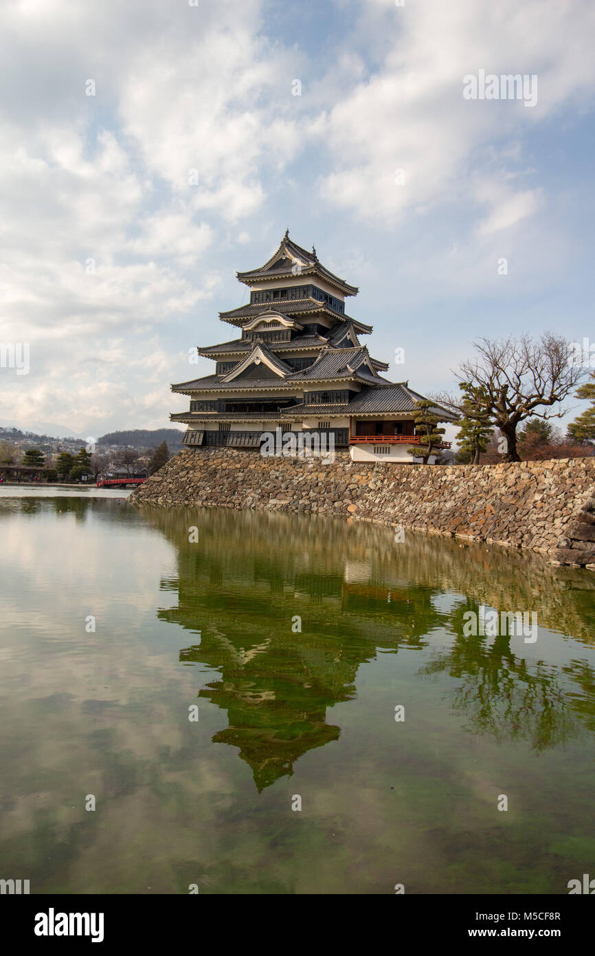 Schloß Matsumoto ist einer von Japans Premier historische Schlösser, das Gebäude ist auch als die "Krähe" aufgrund der schwarzen Äußeren bekannt. Stockfoto