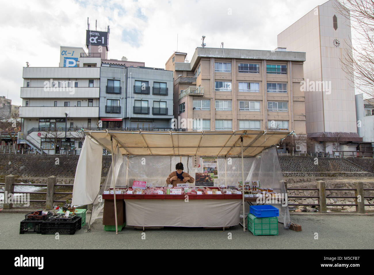 Ein Markt an der Seite den Fluss in den Martk von Takayama. Takayama ist eine Stadt in der japanischen Präfektur Gifu bergige Stockfoto