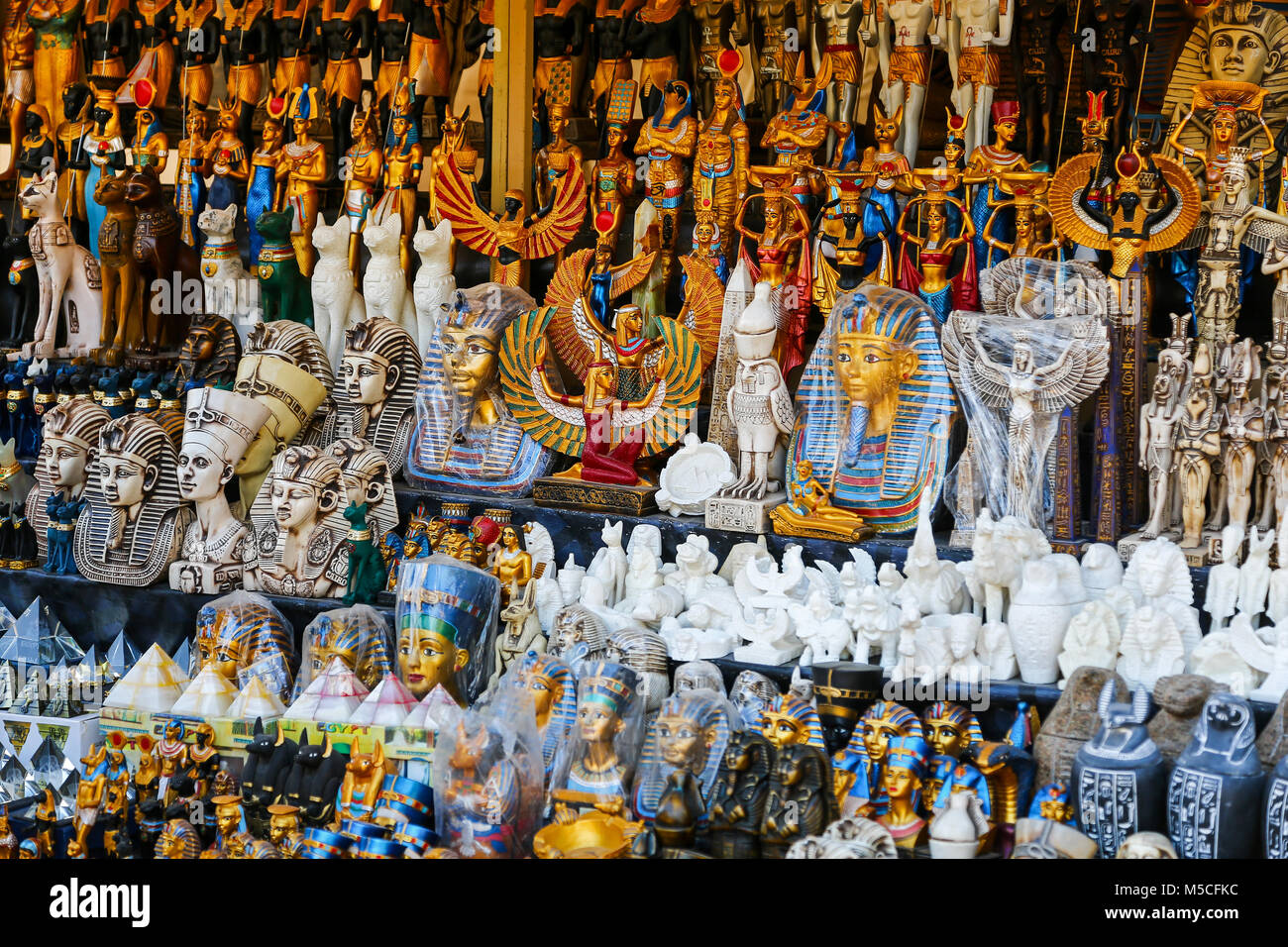 Ein Stall mit Souvenirs zum Verkauf an Giza Plateau, Giza, Kairo, Ägypten, Nordafrika Stockfoto