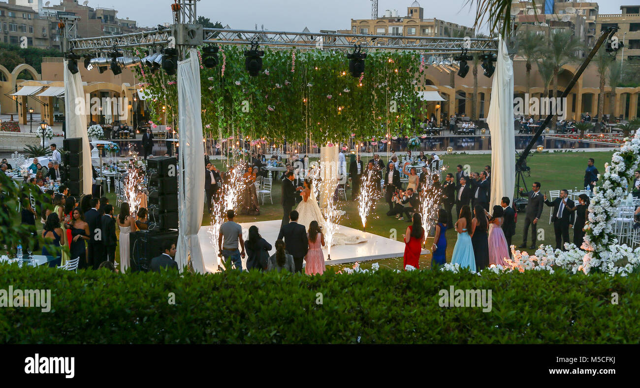 Am Abend oder in der Nacht Blick auf eine Hochzeitsfeier im Freien auf dem Gelände der Mena House Hotel, Giza, Kairo, Ägypten, Nordafrika Stockfoto
