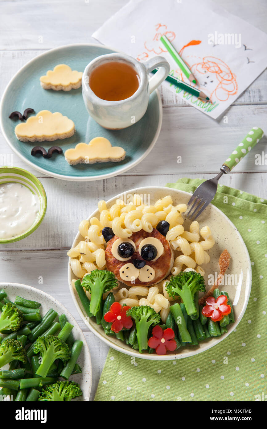 Lustig Lowe Essen Gesicht Mit Schnitzel Pasta Und Gemuse Stockfotografie Alamy