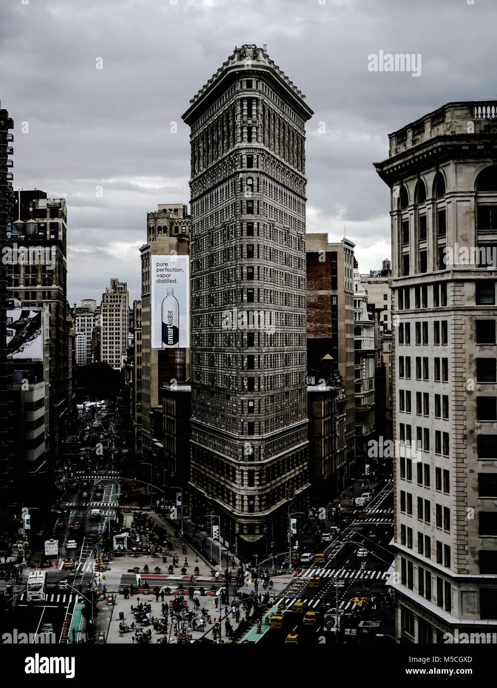 New York, Vereinigte Staaten von Amerika - 27. Mai 2017: Der Blick auf das Flatiron Building auch als Fuller Building bekannt. Es ist eine dreieckige 22-Stöckiges Gebäude in Manhattan und ist als einer der kultigsten Wolkenkratzer der Welt und das Wahrzeichen von New York City genannt worden. Stockfoto