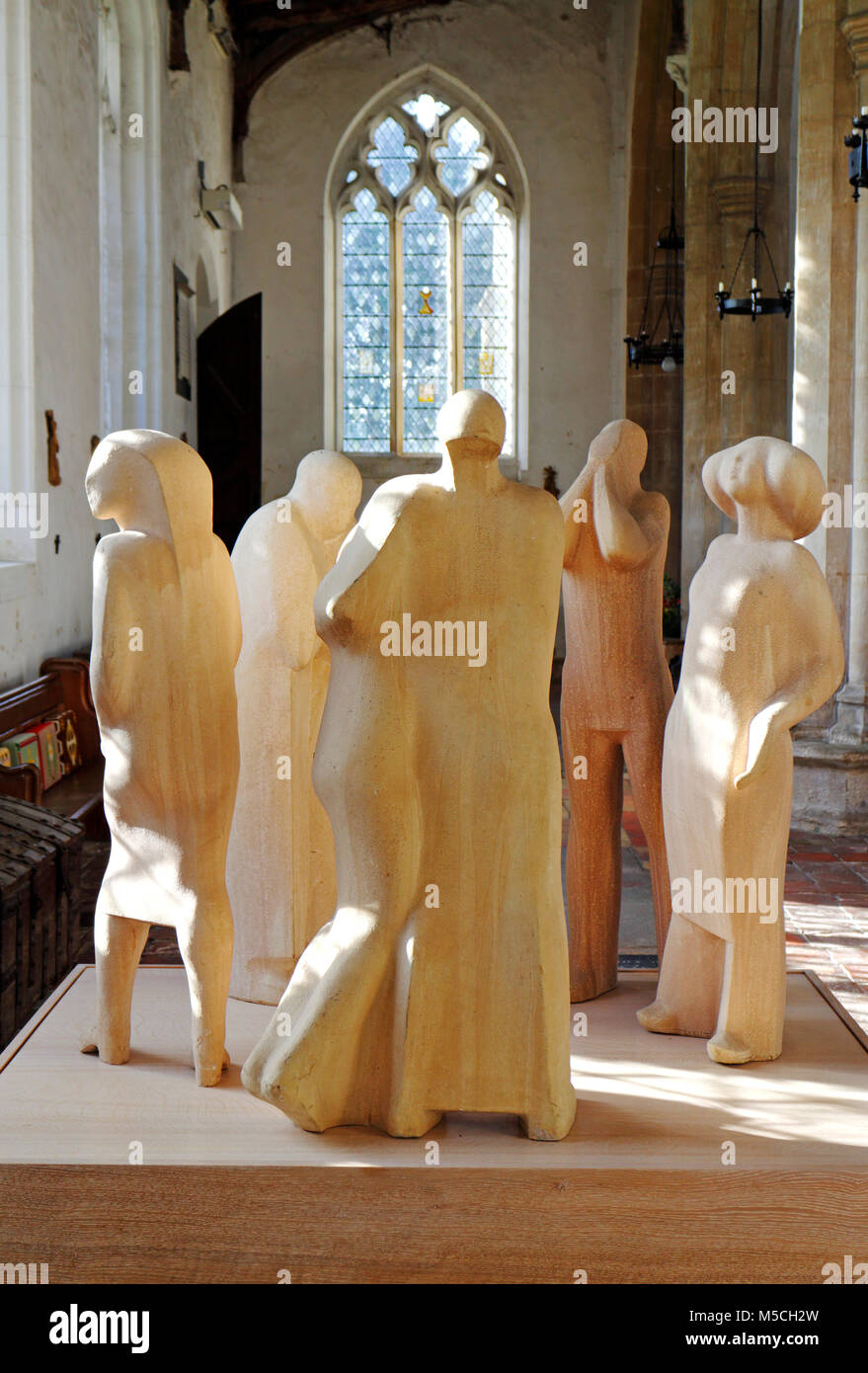 Der Kalvarienberg Gruppe, eine figürliche keramik skulptur von Neal Französische FRBS in der Kirche Unserer Lieben Frau der Hl. Maria in South Creake, Norfolk, England, UK, Europa. Stockfoto