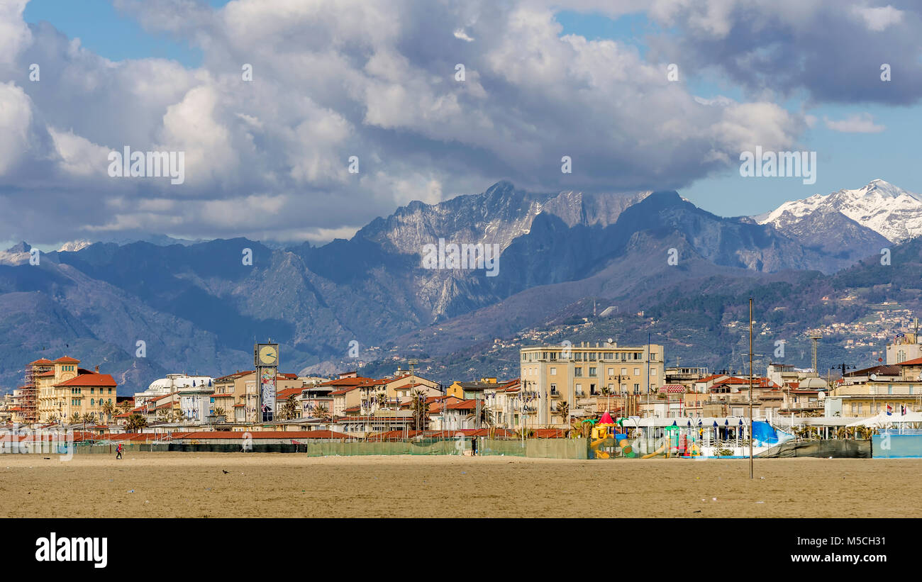 Viareggio Und Die Apuanischen Alpen Vom Strand Lucca Toskana Italien Stockfotografie Alamy