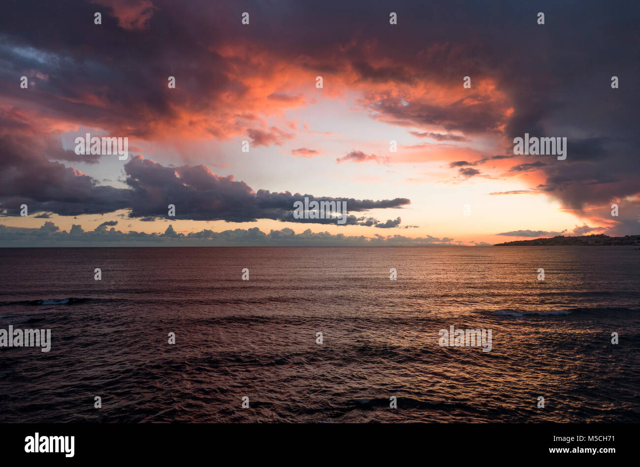 Einen malerischen Sonnenuntergang am Mittelmeer, Spanien. Stockfoto