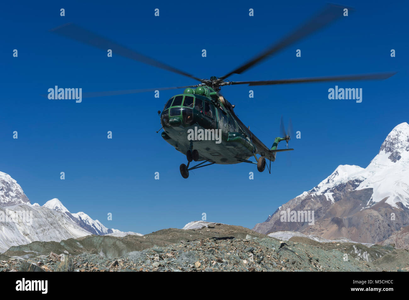 Hubschrauber Landung am Khan Tengri Basislager, zentralen Tian Shan Gebirge, Grenze zwischen Kirgistan und China, Kirgistan Stockfoto