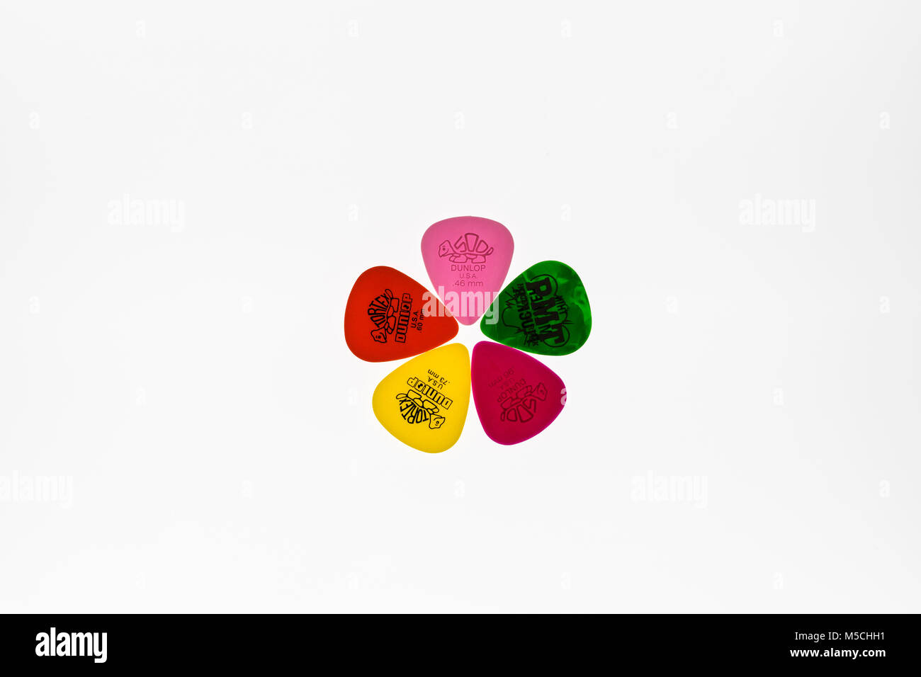 Farbige Gitarren Plektren in Form von Blumen auf weißem Hintergrund Stockfoto