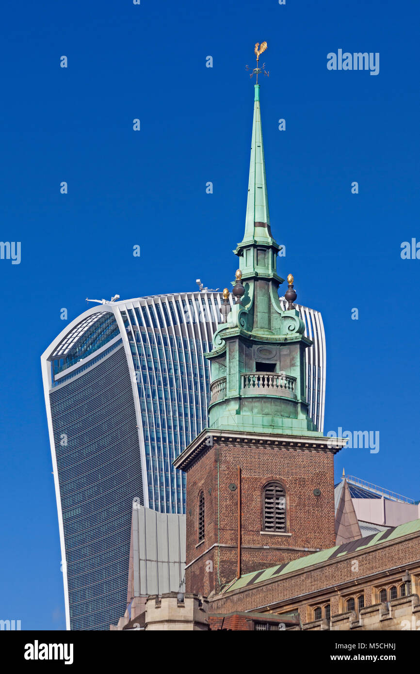 Stadt London der Turm und die Turmspitze vor Allerheiligen durch den Turm, älteste Kirche der Stadt, mit dem Walkie-Talkie im Hintergrund Stockfoto