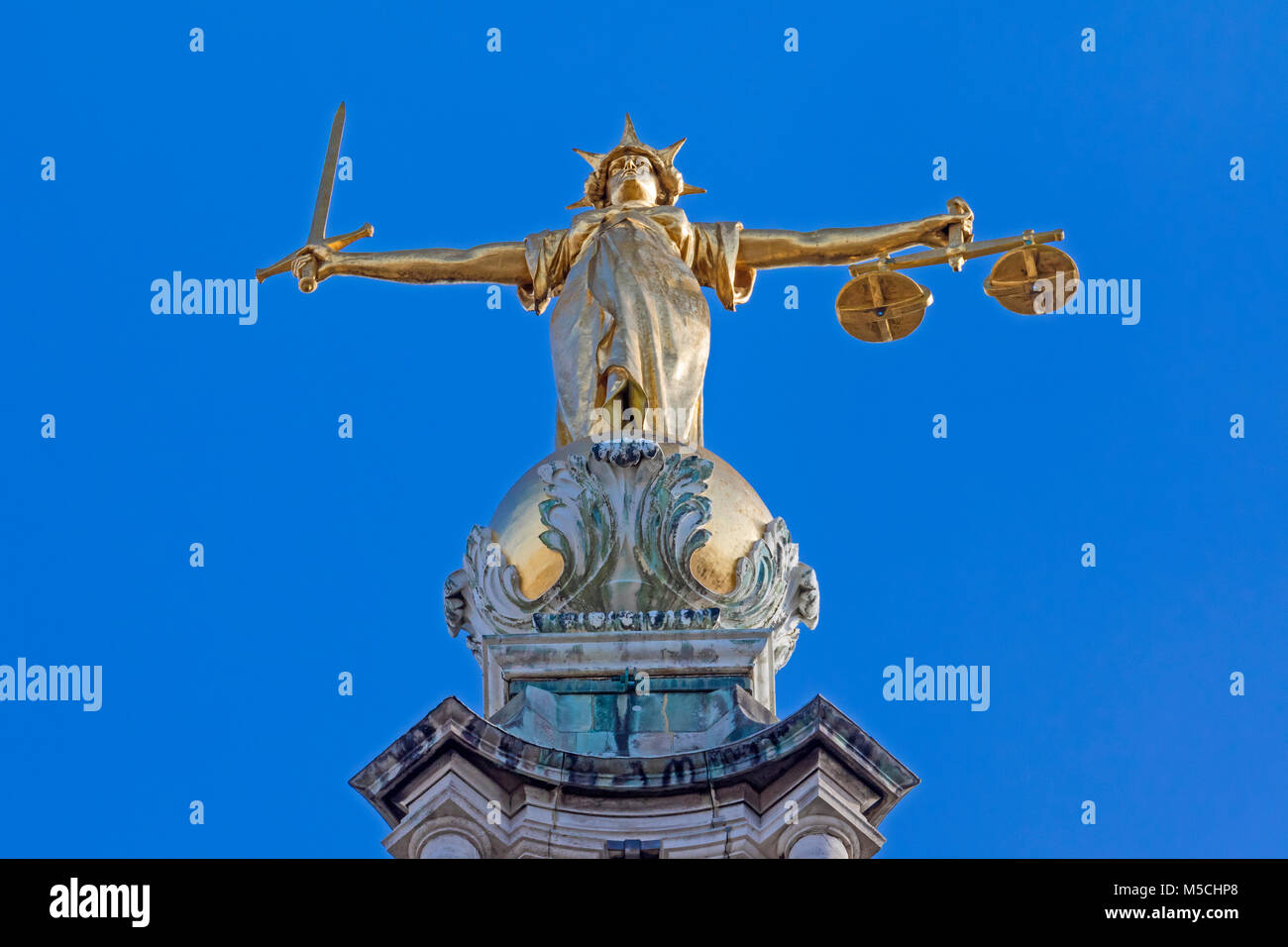 Stadt London die Waage der Gerechtigkeit Überwindung der Kuppel des Old Bailey Stockfoto