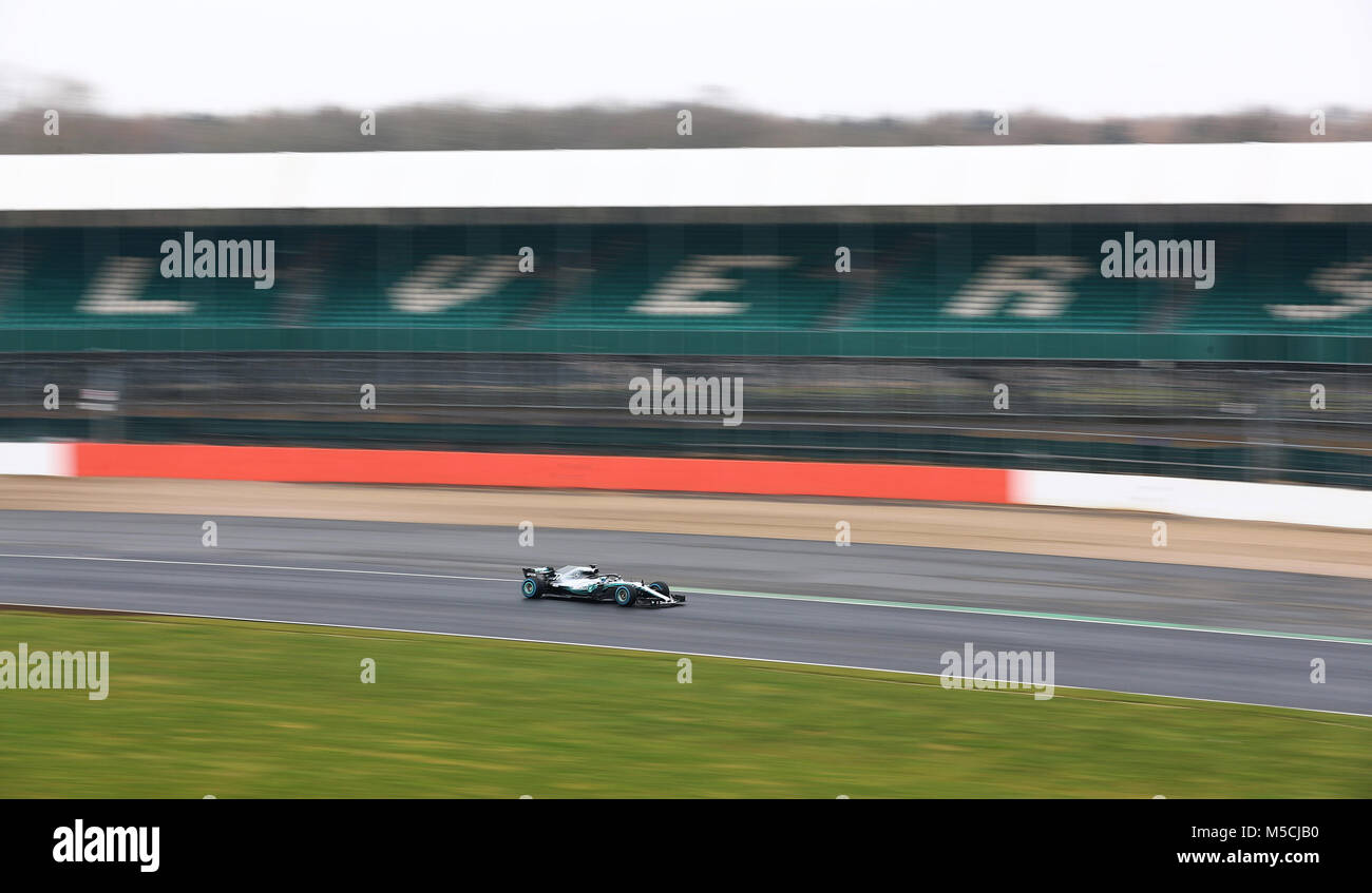 Mercedes Fahrer Valtteri Bottas am Anschluss während der Mercedes-AMG F1 2018 Auto Start in Silverstone, Towcester. Stockfoto