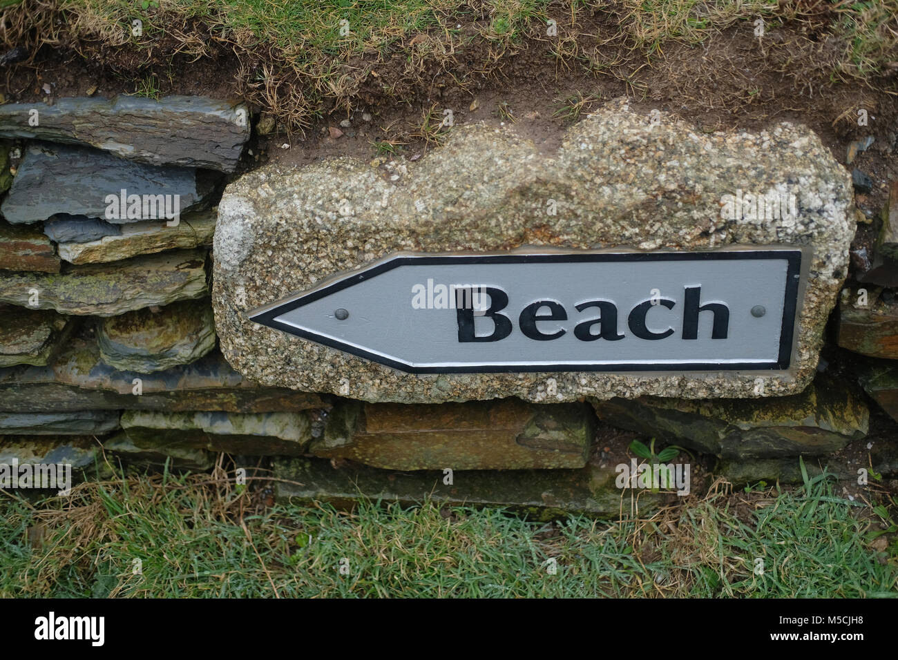 Schild zum Strand auf National Trust Land. Stockfoto