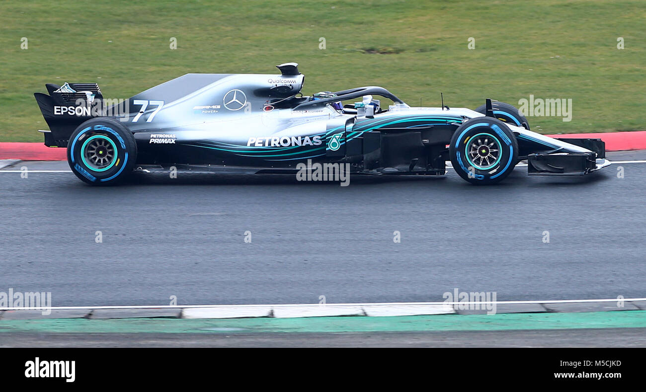 Mercedes Fahrer Valtteri Bottas am Anschluss während der Mercedes-AMG F1 2018 Auto Start in Silverstone, Towcester. Stockfoto