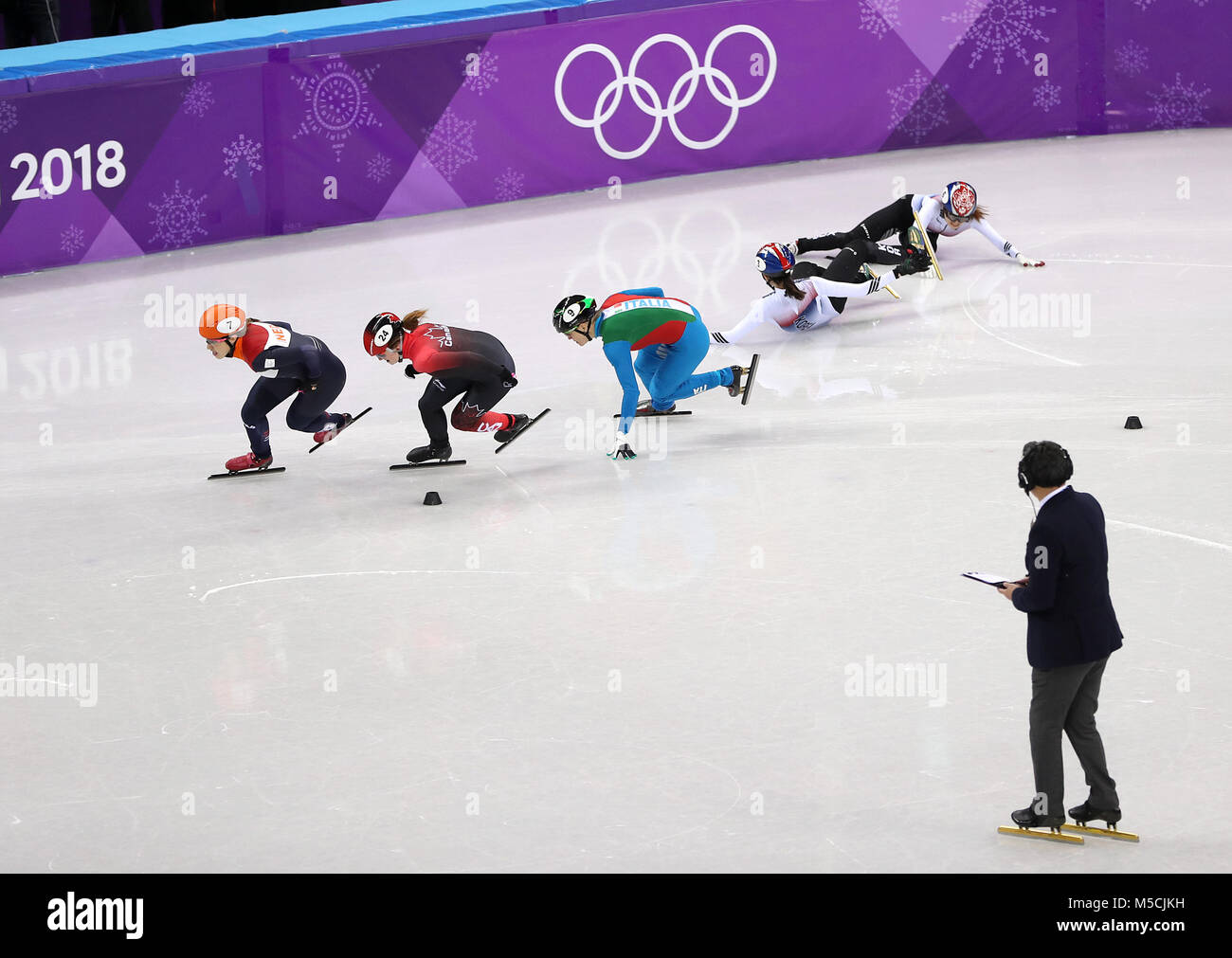 Von Links nach Rechts, Netherland Suzanne Schulting, Kanadas Kim Boutin und Italiens Arianna Fontana Rasse als Republik Korea Minjeong Choi und Skuhee Distanzscheibe Crash in der Damen Short Track Speed Skating 1.000 m-Finale an der Gangneung Ice Arena am Tag 13 der Winter-olympischen Spiele 2018 PyeongChang in Südkorea. Stockfoto