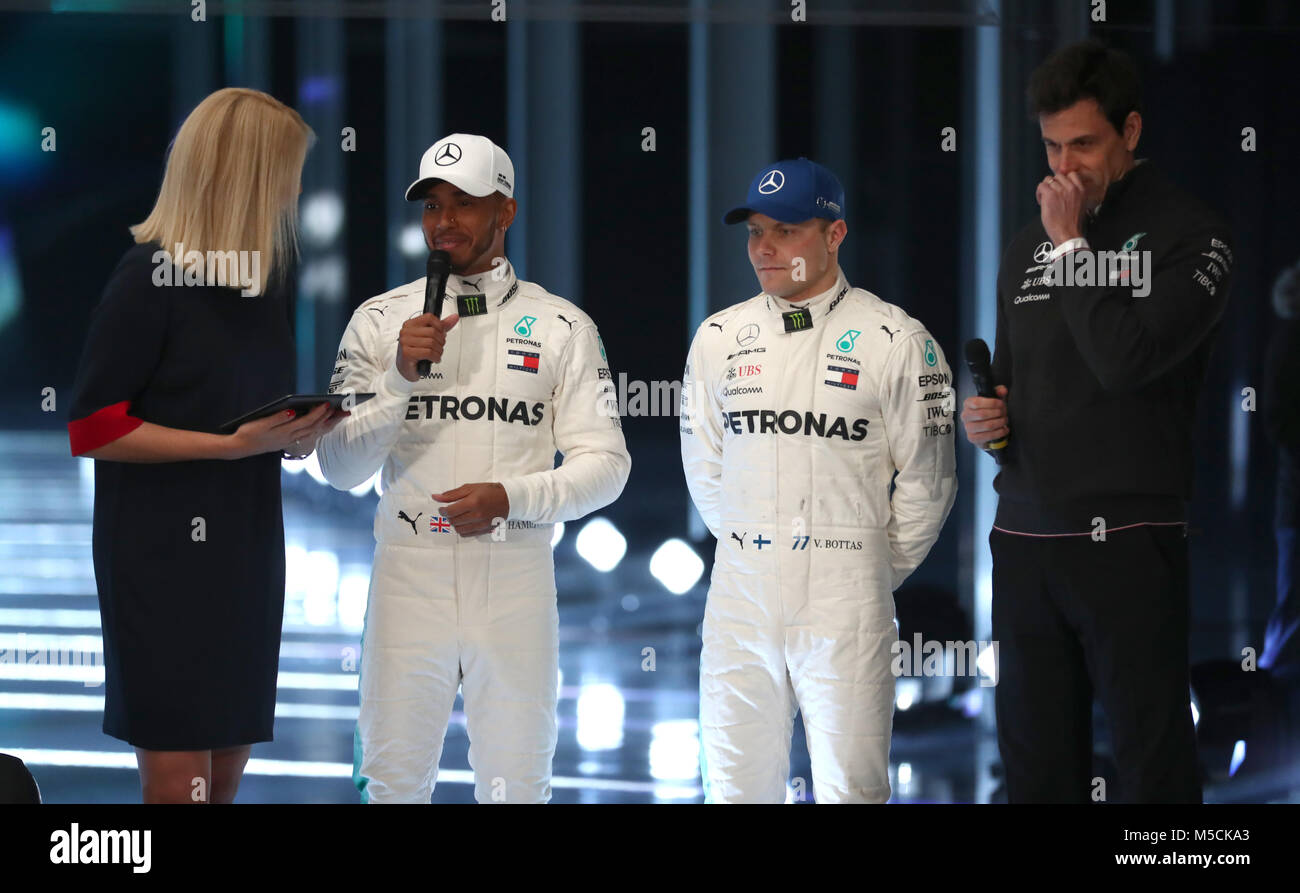 Mercedes Lewis Hamilton und Valtteri Bottas (Zweiter von rechts) neben Teamchef Toto Wolff (rechts) während der Mercedes-AMG F1 2018 Auto Start in Silverstone, Towcester. Lewis Hamilton und Teamchef Toto Wolff (rechts) neben dem neuen Mercedes W09 EQ-Power + während der Mercedes-AMG F1 2018 Auto Start in Silverstone, Towcester. Stockfoto