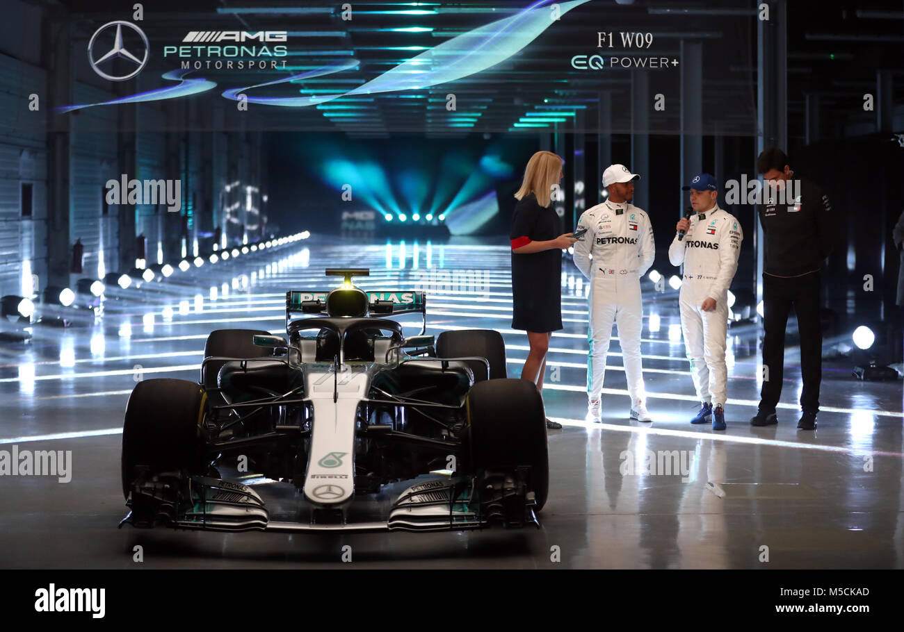 Mercedes Lewis Hamilton und Valtteri Bottas (Zweiter von rechts) neben Teamchef Toto Wolff (rechts) als der neue Mercedes W09 EQ Power+ ist während der Mercedes-AMG F1 2018 Auto Start in Silverstone, Towcester offenbart. Lewis Hamilton und Teamchef Toto Wolff (rechts) neben dem neuen Mercedes W09 EQ-Power + während der Mercedes-AMG F1 2018 Auto Start in Silverstone, Towcester. Stockfoto