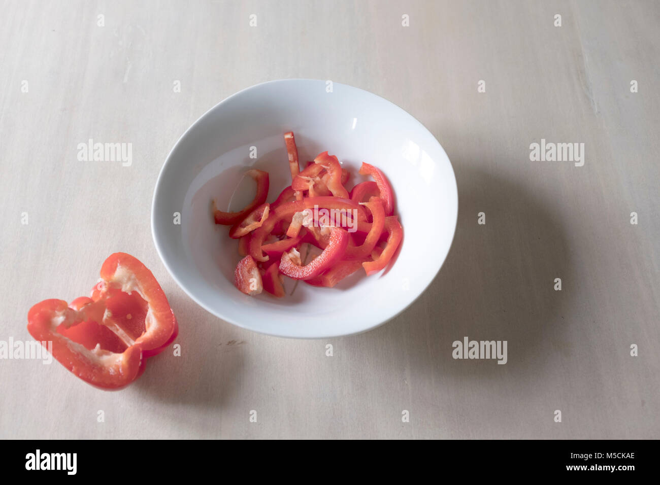 Serie von Bildern mit verschiedenen Phasen der Vorbereitung eines Salat Stockfoto