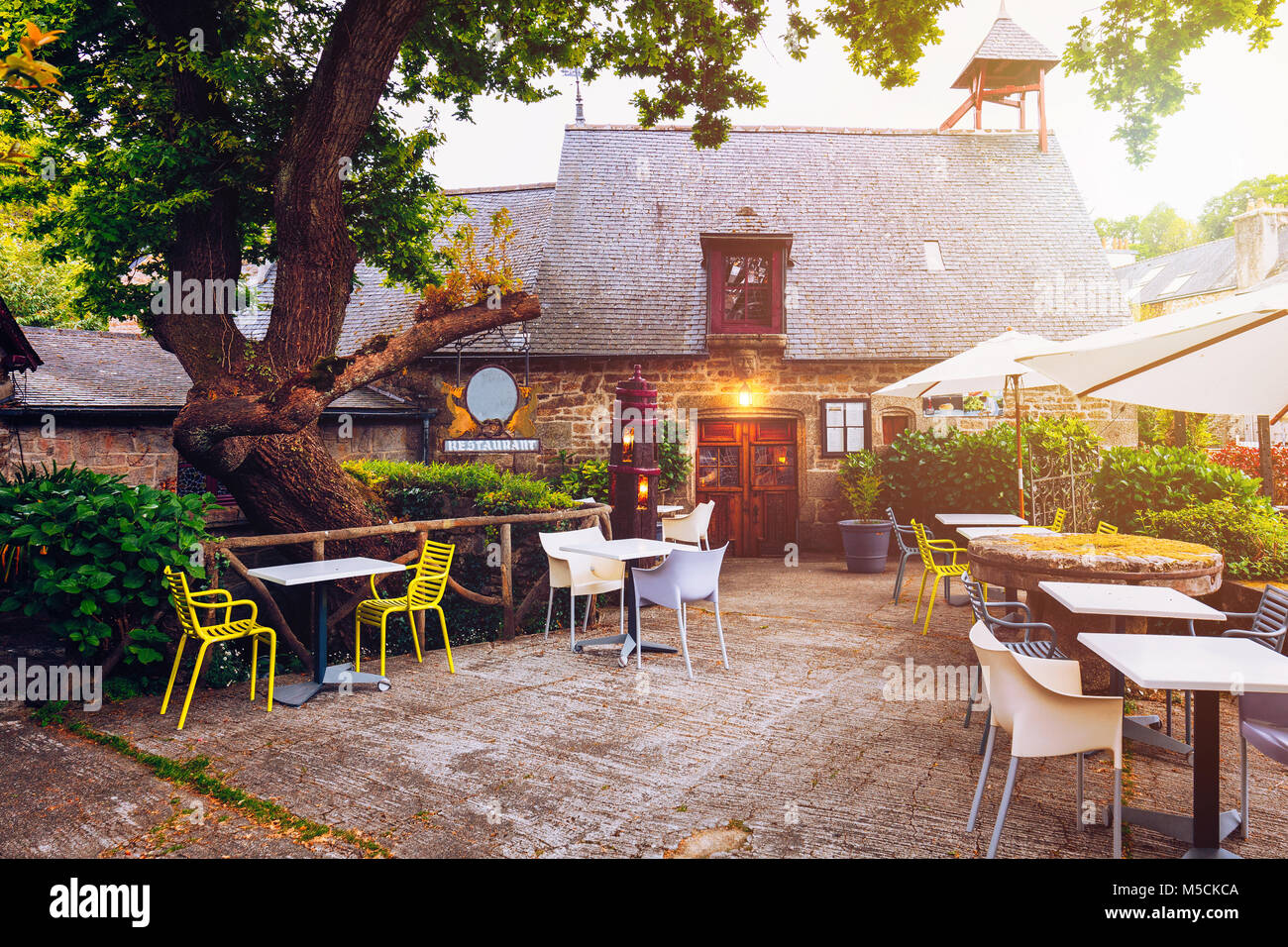 Gemütliches Restaurant Terrasse in der Stadt von Pont-Aven, Frankreich Stockfoto