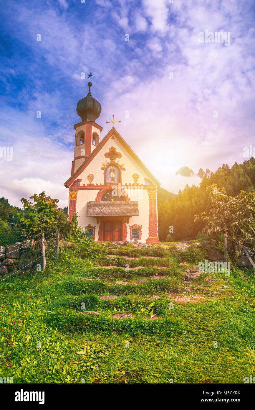 St. Magdalena Dorfkirche am Fuße der Dolomiten, der Kirche St. Johann in Ranui, Alpen, Italien Stockfoto