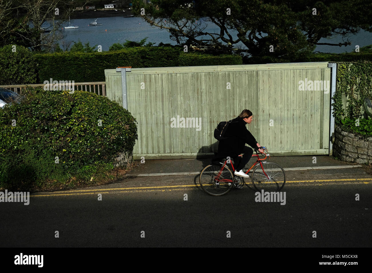 Männliche Radfahren in Falmouth, Cornwall Stockfoto
