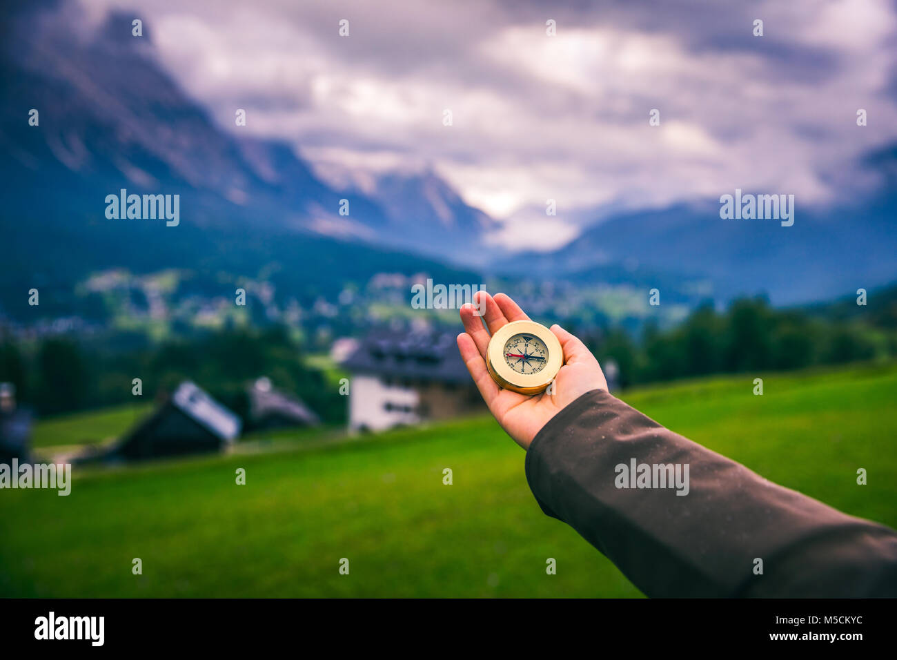 Explorer Suche Richtung mit Kompass im Sommer in den Bergen, Sicht. Stockfoto