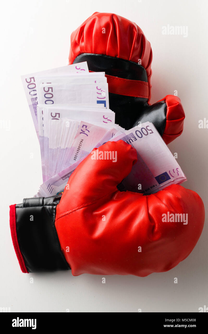 Boxen für Geld, Boxhandschuh mit Bargeld Stockfotografie - Alamy