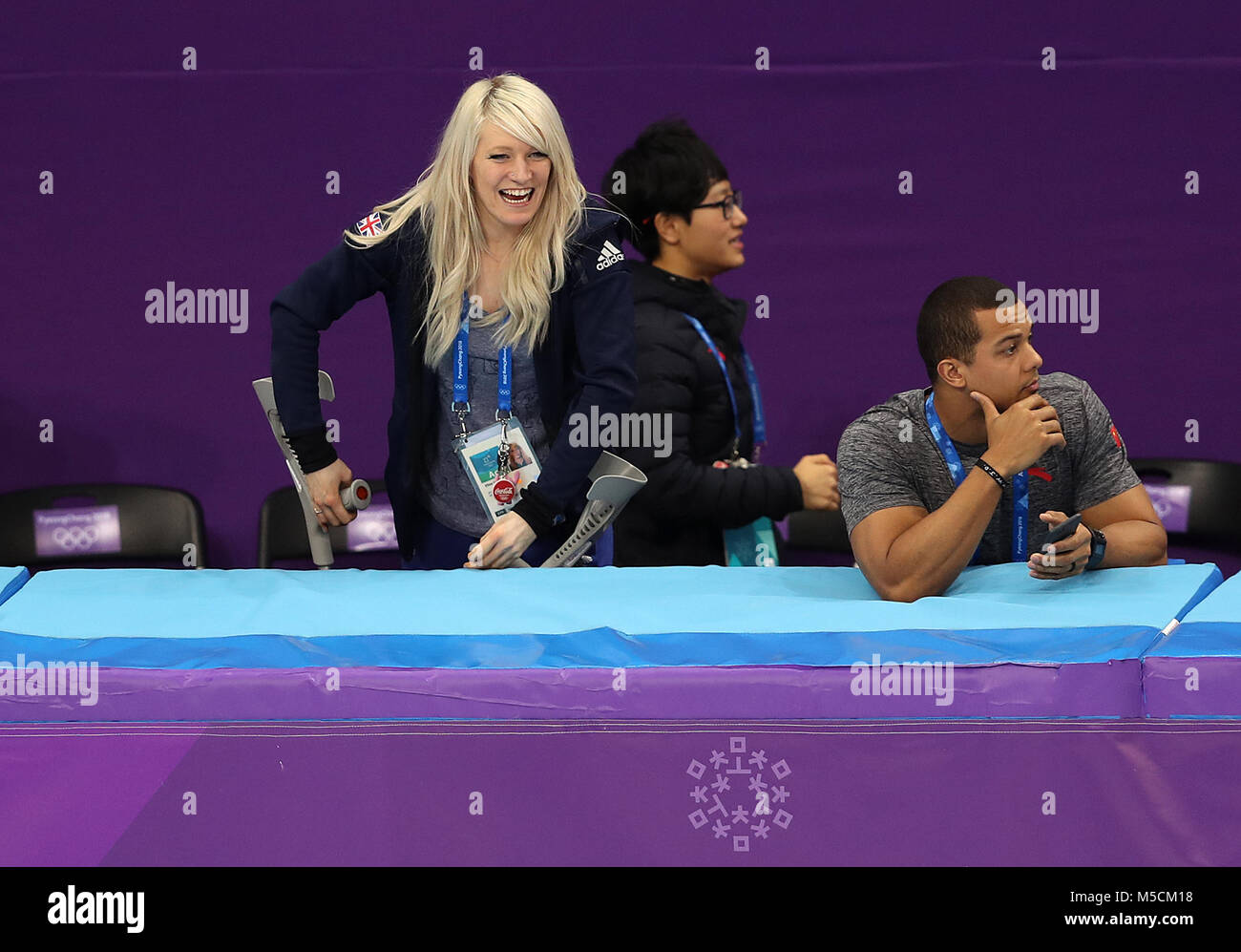 Großbritanniens Elise Christie in Krücken Uhren die Men's Short Track Speed Skating 5.000 m Staffel finale an der Gangneung Ice Arena am Tag 13 der Winter-olympischen Spiele 2018 PyeongChang in Südkorea. Stockfoto