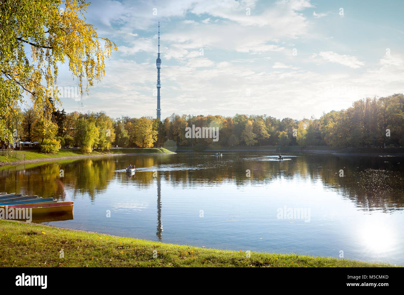 Blick vom Botanischen Garten am Fernsehturm Ostankino in Moskau Stockfoto