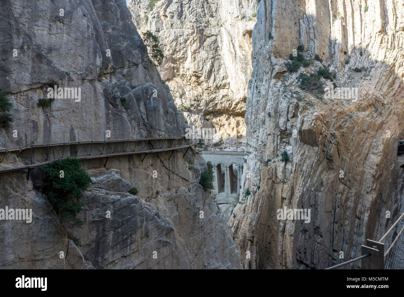 Blick von einem Berg Wanderweg Caminito del Rey. El Chorro. Provinz Malaga. Spanien. Stockfoto