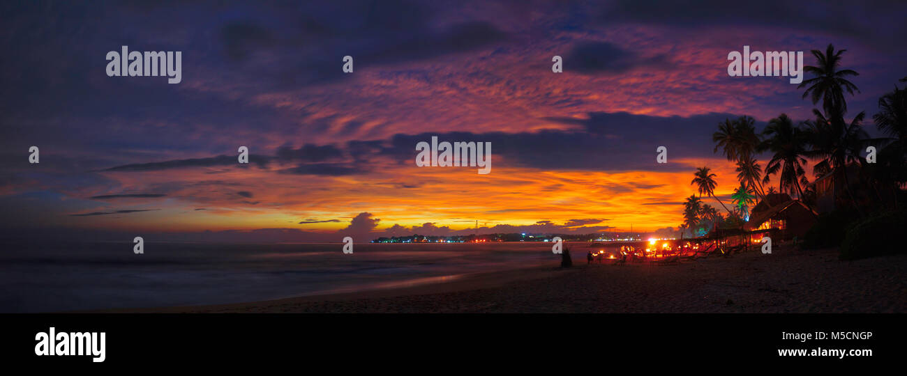 Dramatischer Sonnenuntergang, Kokospalmen Silhouette, Tangalle, Südküste, Sri Lanka, Südafrika Asien Stockfoto
