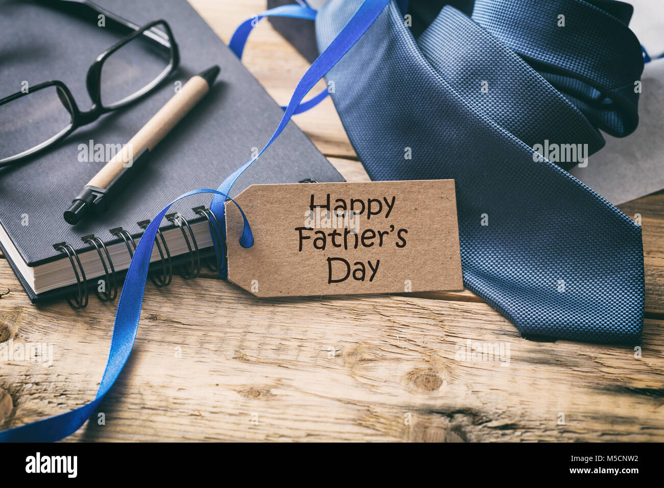 Happy Vatertag. Blaue Krawatte und Tag mit Text, Büro Schreibtisch Hintergrund, Platz für Text Stockfoto