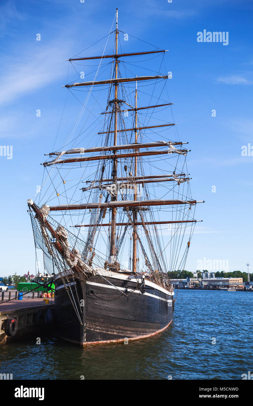 Vintage schwarz brig steht in Helsinki Hafen festgemacht, alte hölzerne Segelschiff Stockfoto