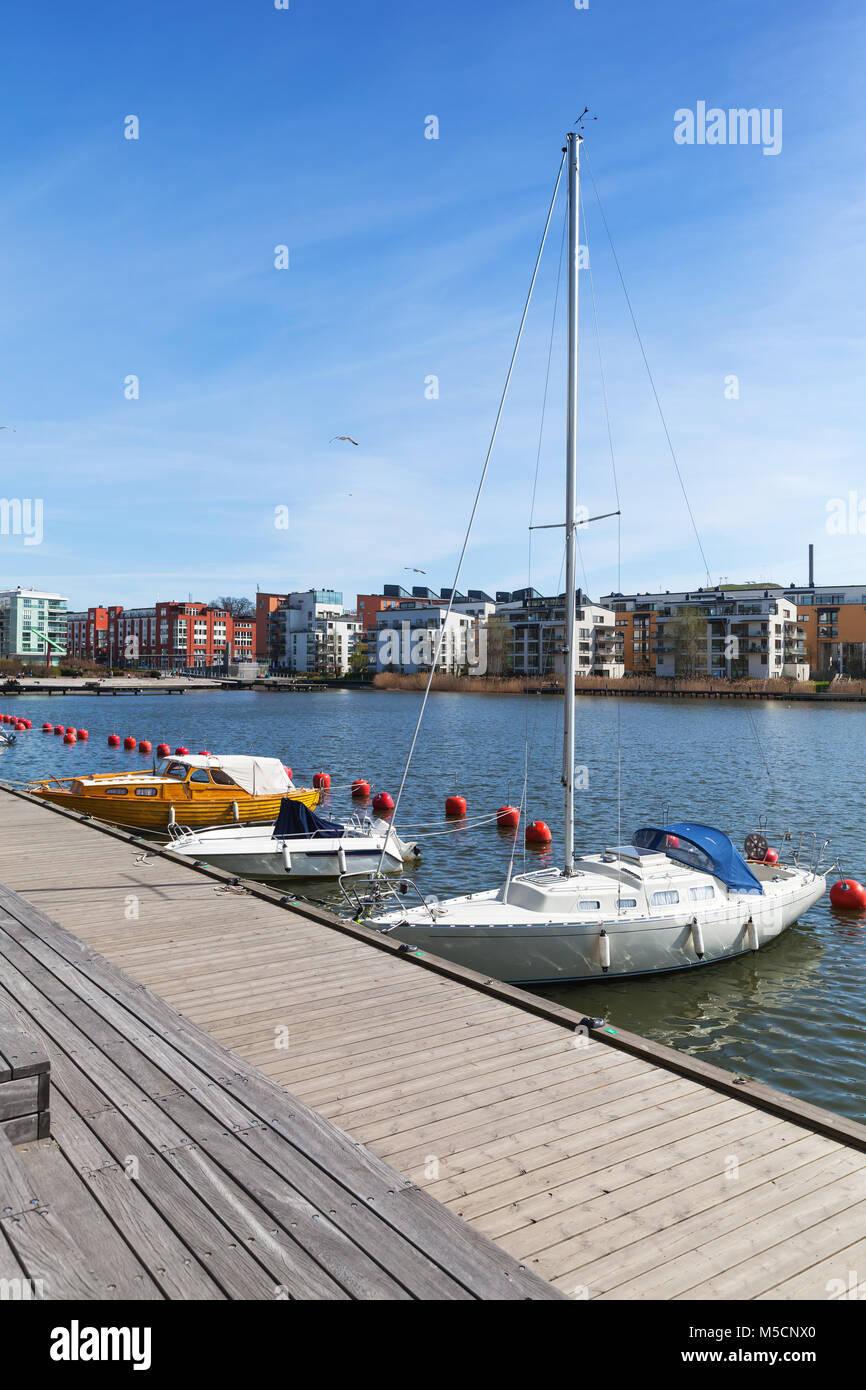 Segelyachten günstig in der Nähe von hölzernen Pier in Stockholm, Schweden Stockfoto