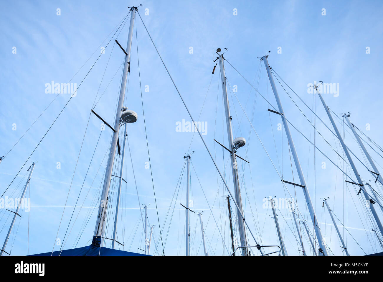 Masten von Segelyachten gegen den blauen Himmel Stockfoto