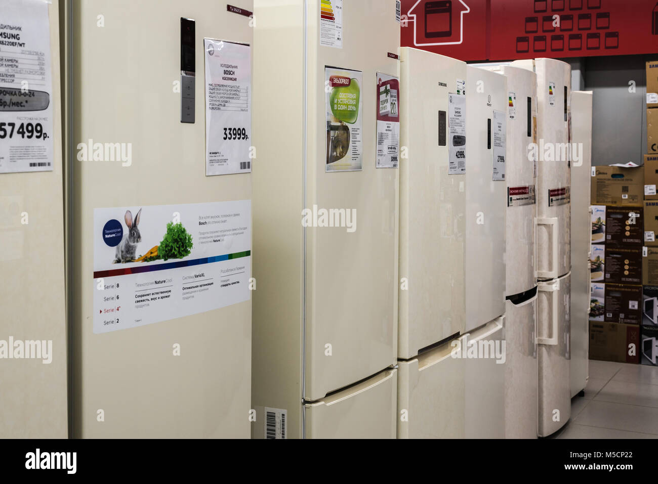 Moskau, Russland - 20. Februar 2018. Kühlschränke in Unterhaltungselektronik Eldorado Stockfoto