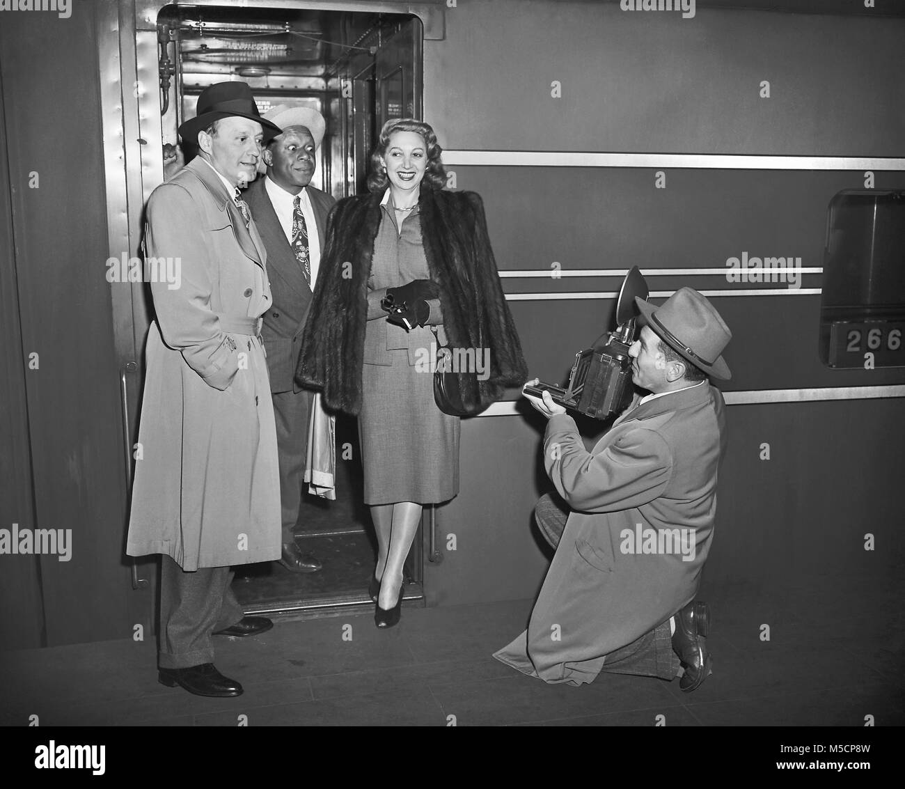 Jack Benny, Rochester, Maria Livingston & Weegee auf dem Bahnsteig in New York 1946. Stockfoto
