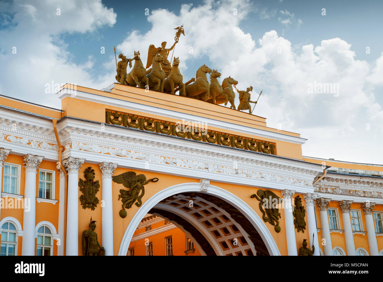 Wagen der Herrlichkeit am Triumphbogen, dem Schlossplatz in St. Petersburg, Russland Stockfoto