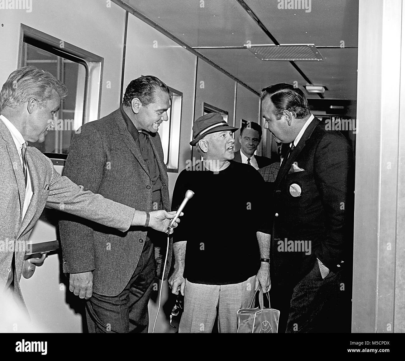 Drei Akteure, Ernest Borgnine, Mickey Rooney & Jonathan Winter an LAX Airport, Kalifornien. 1966. Bild vom Original camera negative. Stockfoto