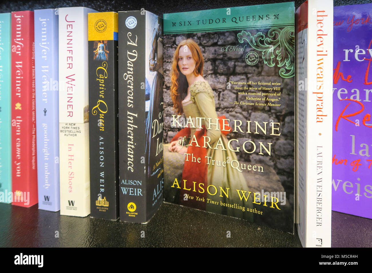 Bücher in Barnes & Noble Buchhandlung auf der Fifth Avenue, New York, USA Stockfoto